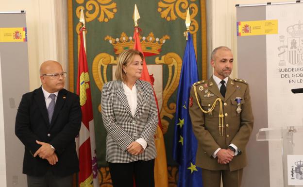 Galería. José Alberto Barja, exjefe de la UME en León, recibe la Cruz de Oficial del Mérito Civil en la Subdelegación del Gobierno.