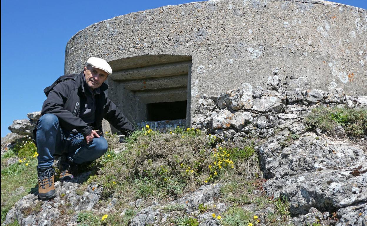 Pepe Viyuela en uno de los nidos de ametralladoras de San Emiliano, comarca de Babia, en el Frente Norte entre León y Asturias.