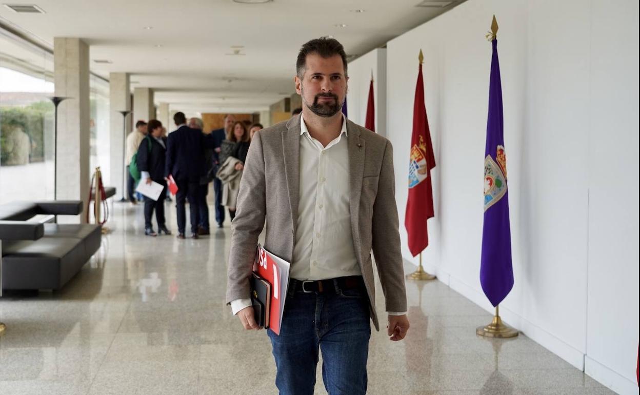 El secretario general del PSOE de Castilla y León y portavoz en las Cortes, Luis Tudanca, preside la reunión de la Interparlamentaria de parlamentarios autonómicos y nacionales