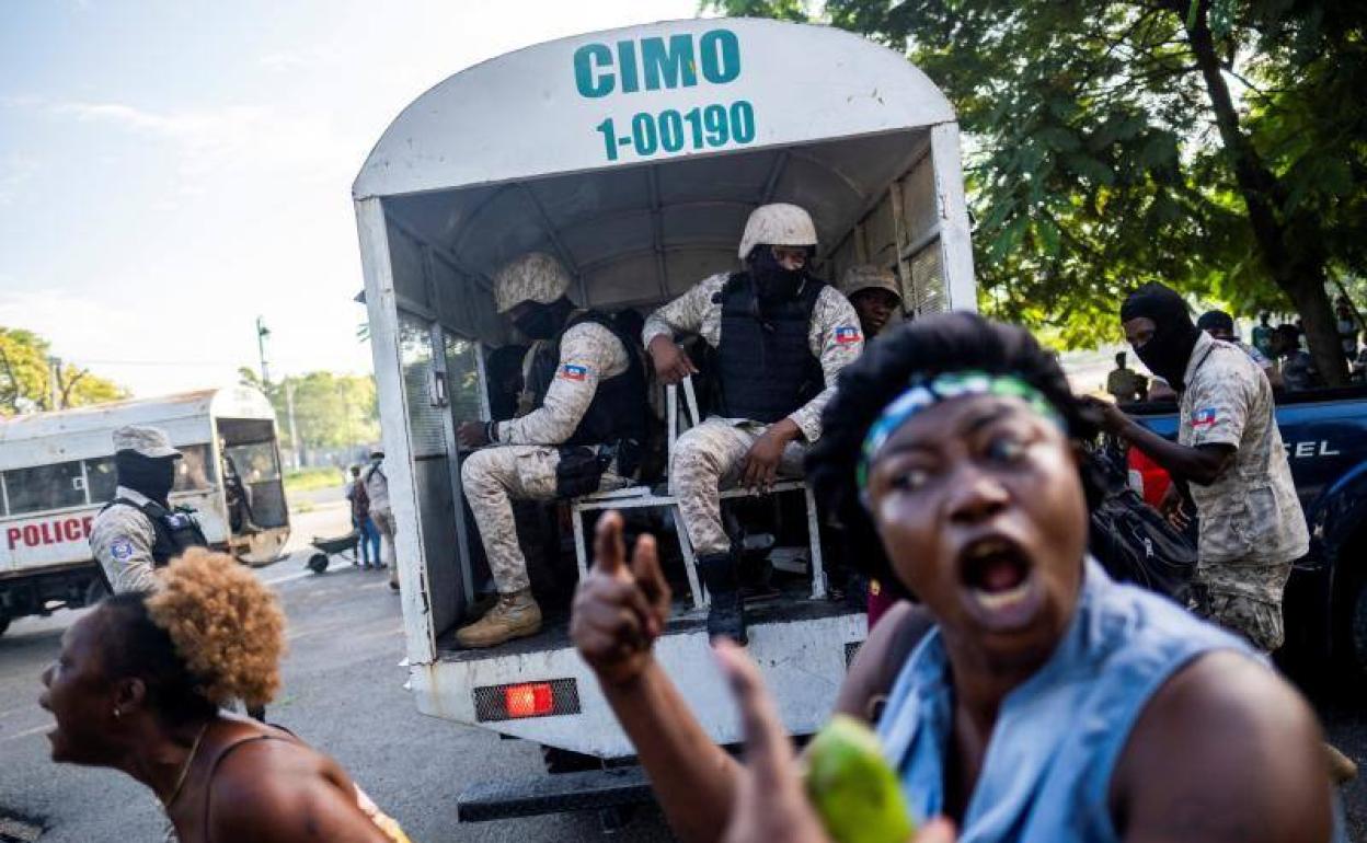 Manifestantes protestan este lunes en Puerto Príncipe por la visita del primer ministro, Ariel Henry.