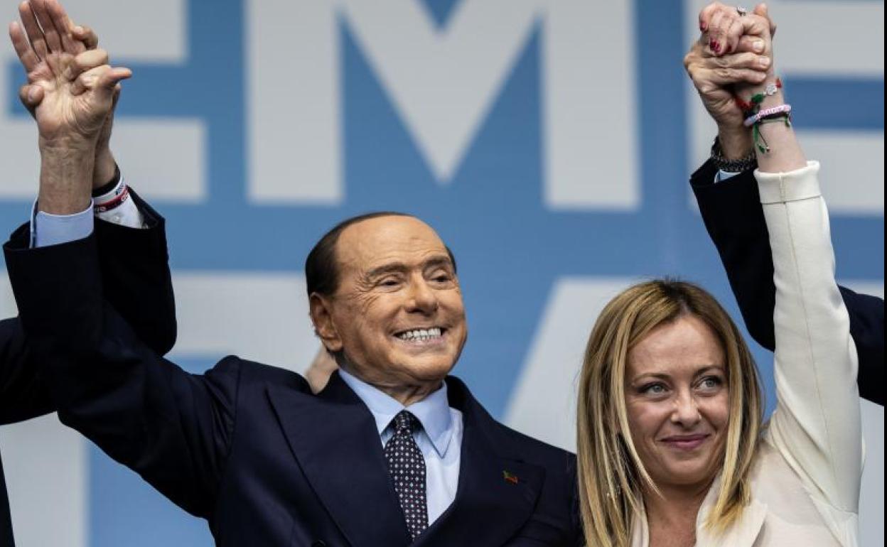 El líder de Forza Italia, Silvio Berlusconi, y la dirigente de Hermanos de Italia, Giorgia Meloni, en un mitin de campaña previo a las elecciones generales de septiembre. 