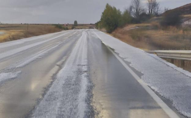 Imagen de la carretera, con el efecto del paso de la tormenta en la zona sur de León. 