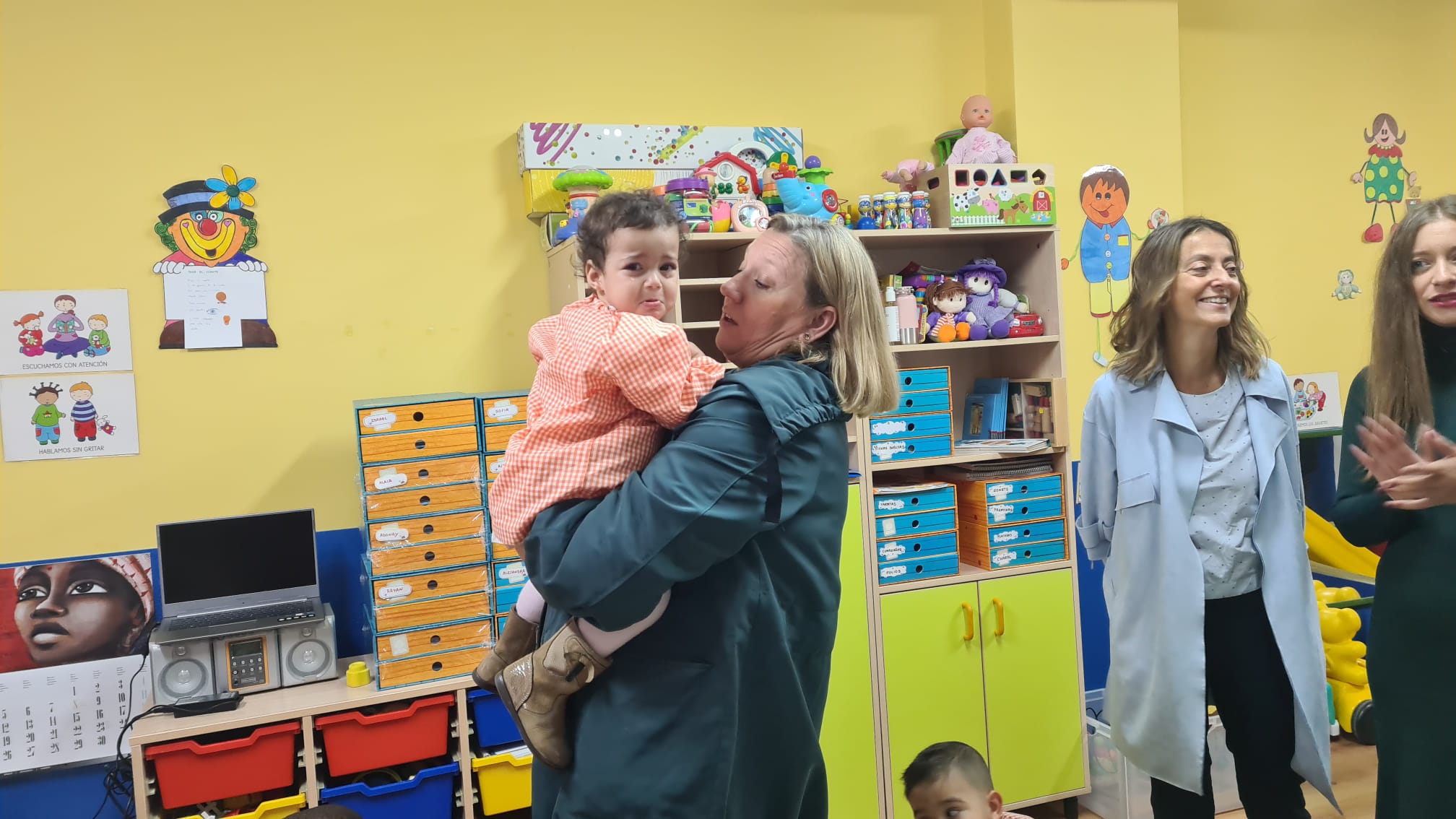 Fotos: Visita de la consejera de Familia al Hogar de la Esperanza de León