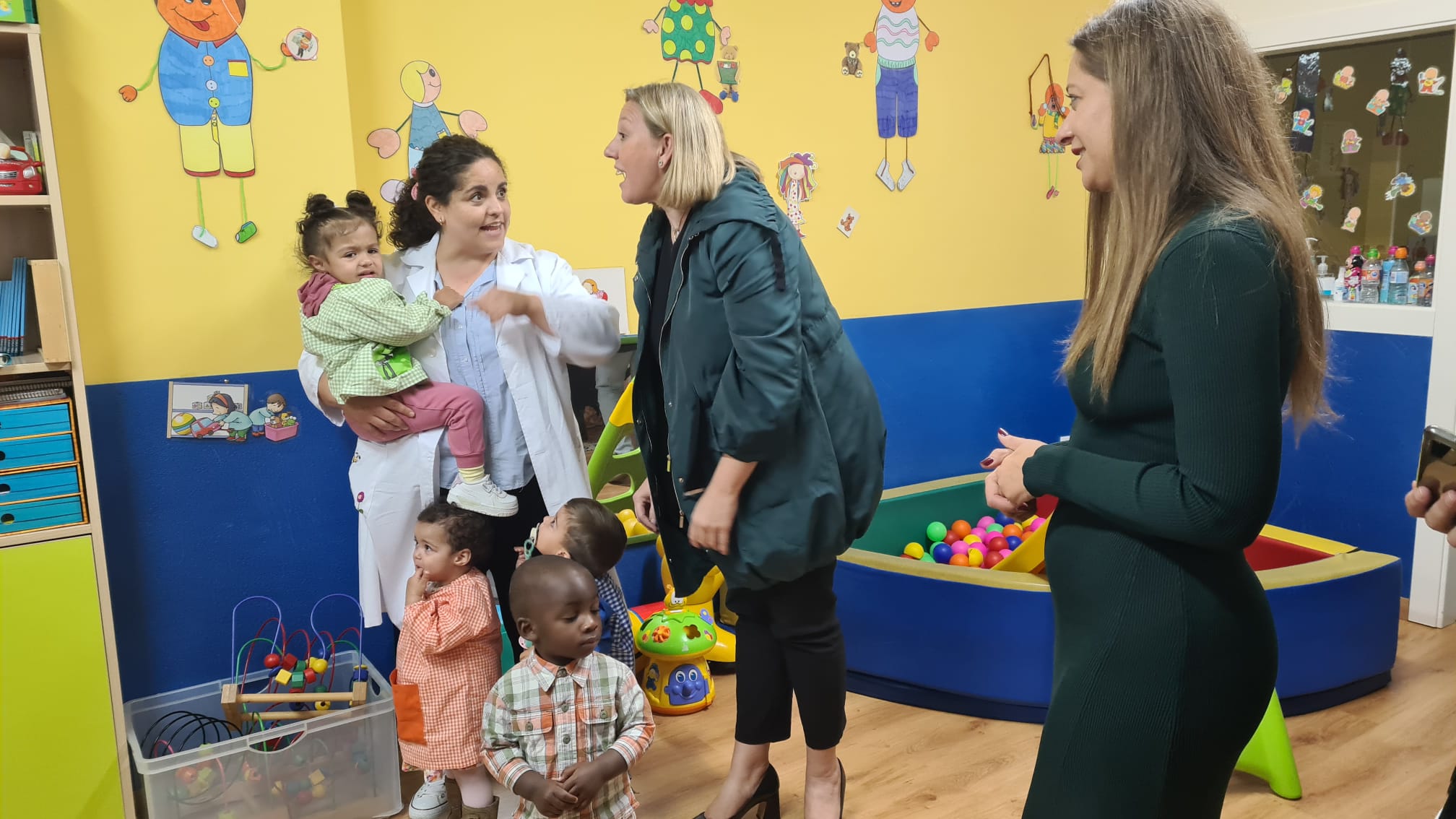 Fotos: Visita de la consejera de Familia al Hogar de la Esperanza de León