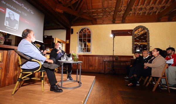El publicista y director creativo Toni Segarra protagoniza la quinta sesión de 'Las charlas del 50 aniversario de Prada A Tope' en el Palacio de Canedo. 