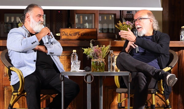 El publicista y director creativo Toni Segarra protagoniza la quinta sesión de 'Las charlas del 50 aniversario de Prada A Tope' en el Palacio de Canedo. 