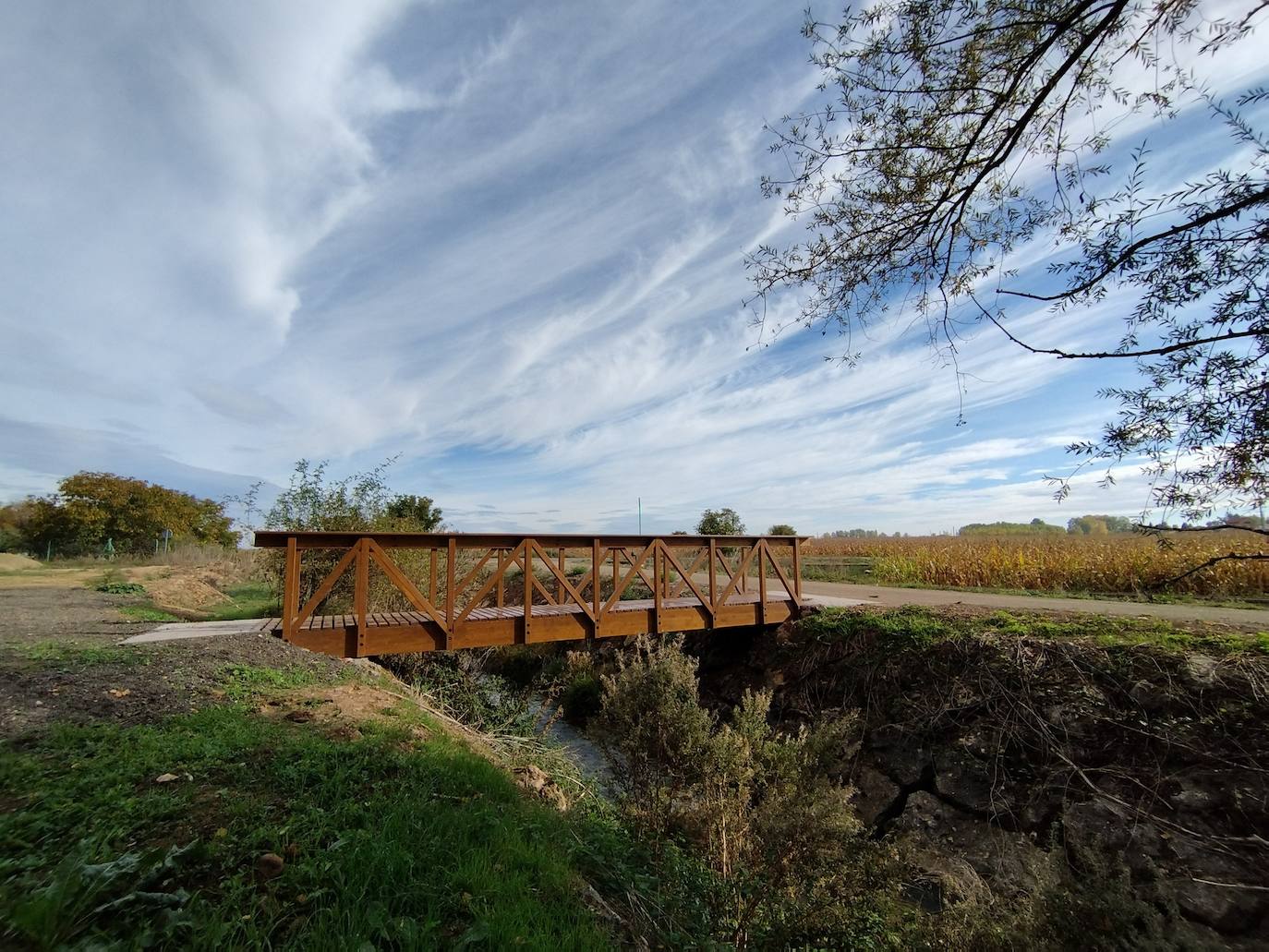 La actuación se ha realizado con cargo al Fondo de Cooperación Económica Local General de 2021 y ha consistido en regularizar y habilitar tramos del camino además de la instalación de un puente de madera sobre un arroyo con una inversión de 10.500 euros.