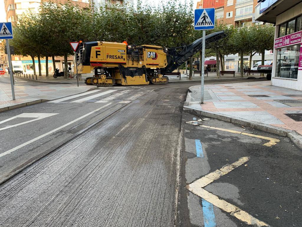 Las obras de asfaltado en la Calle Arquitecto Torbado de León.