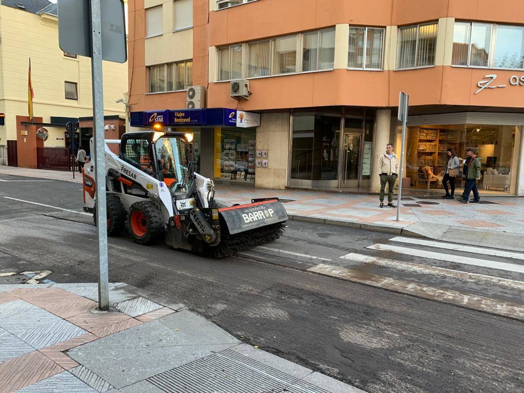 Las obras de asfaltado en la Calle Arquitecto Torbado de León.