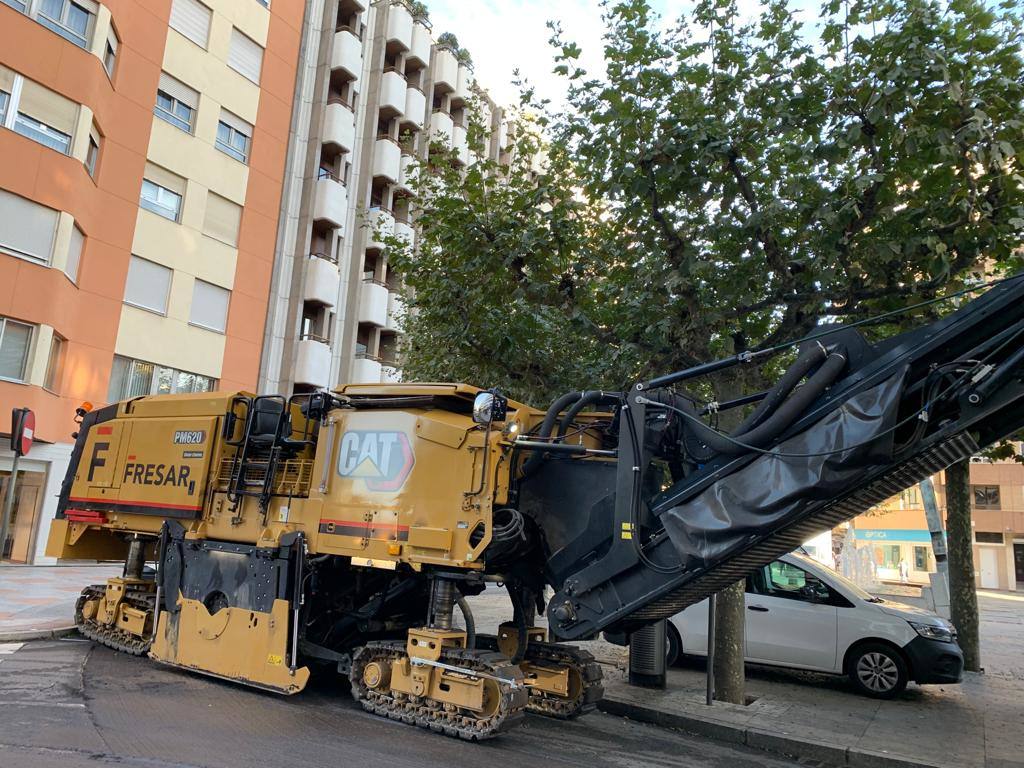 Las obras de asfaltado en la Calle Arquitecto Torbado de León.