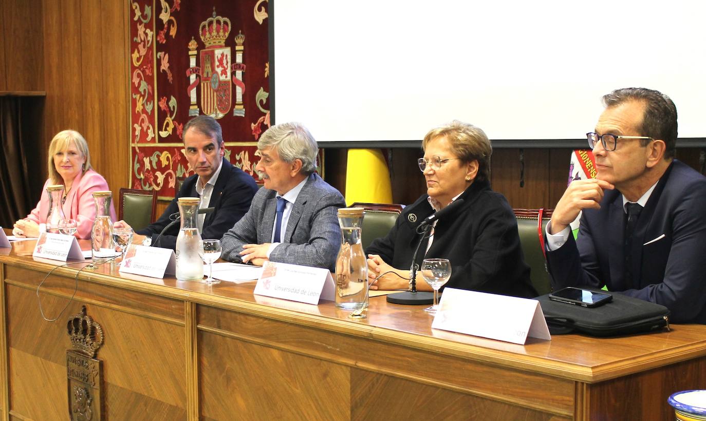 El Aula Magna San Isidoro del Edificio El Albéitar de la Universidad de León (ULE) acogió la ceremonia de apertura de curso de la sede de León del Programa Interuniversitario de la Experiencia (PIEx).