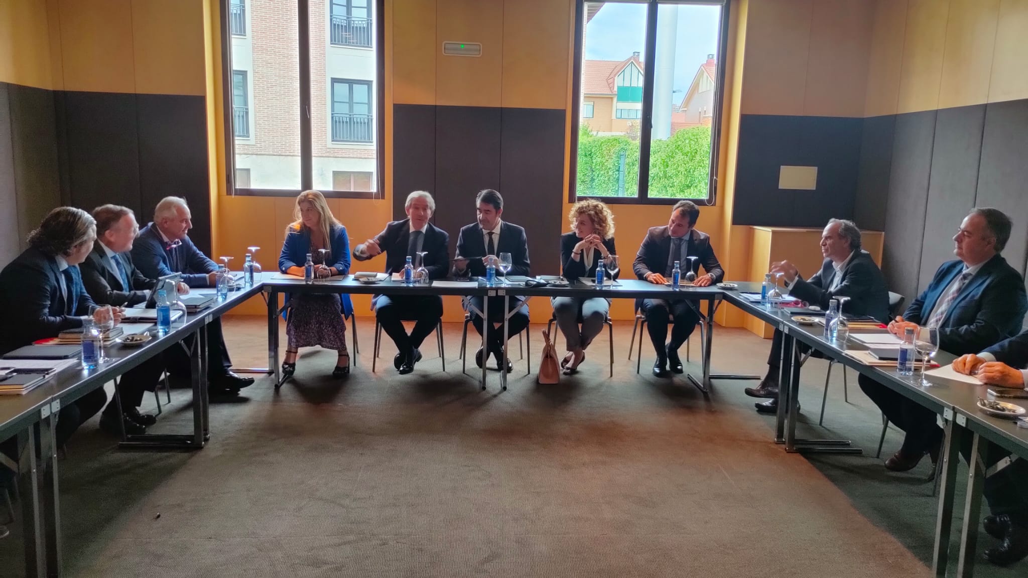 Empresarios se reunen con Suárez-Quiñones, consejero de vivienda.