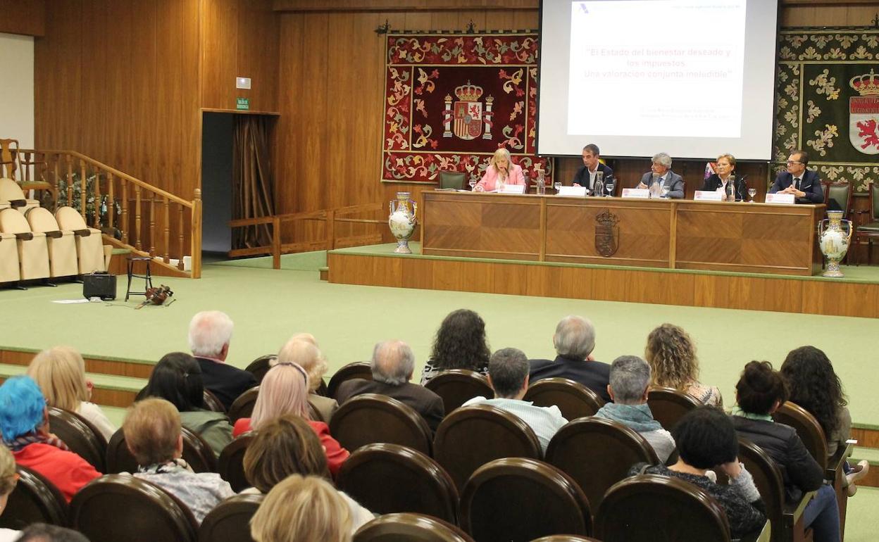 El Aula Magna San Isidoro del Edificio El Albéitar de la Universidad de León acogió esta inauguración del Programa de la Experiencia.
