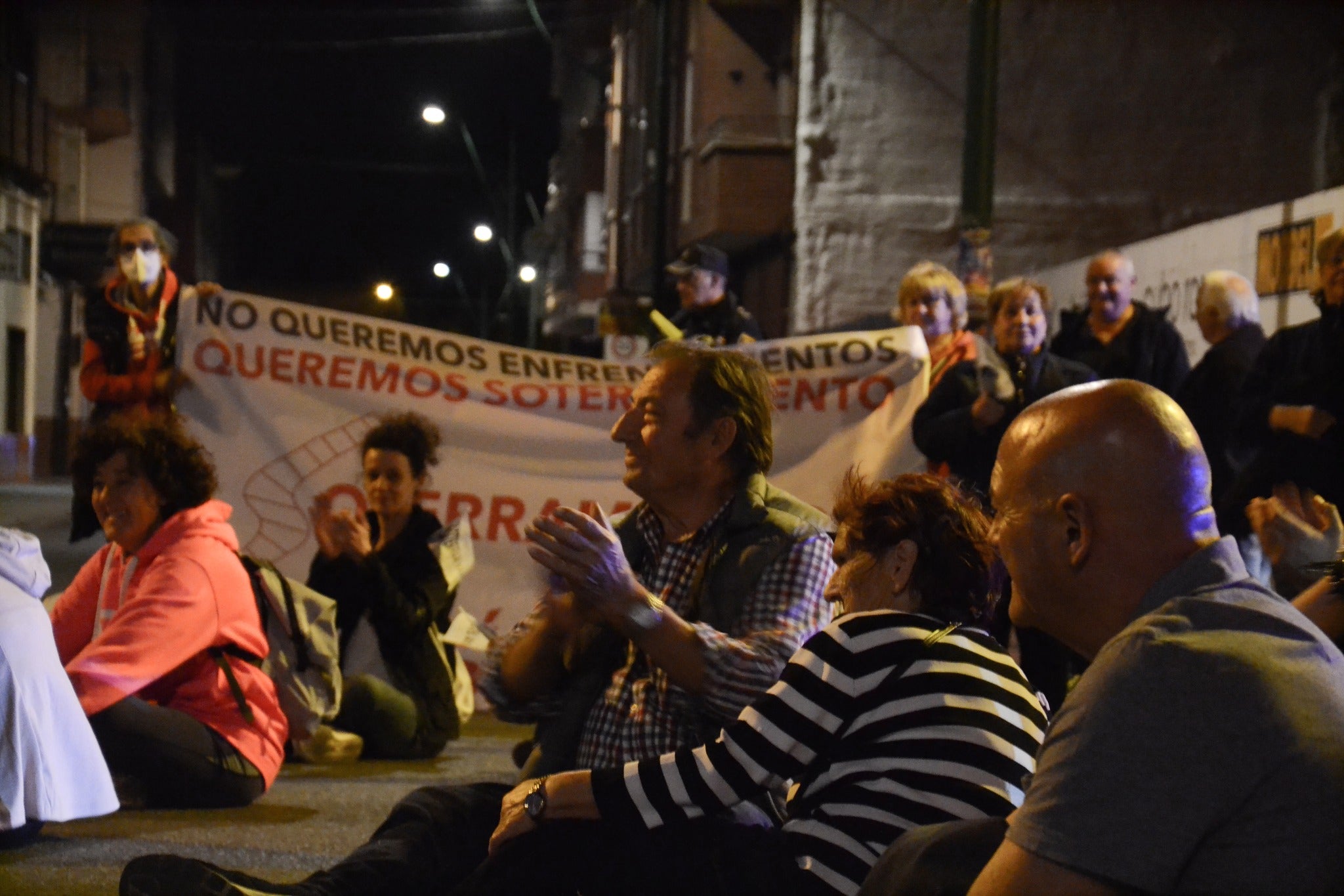 Los vecinos continuan con su marcha todos los viernes exigiendo el soterramiento