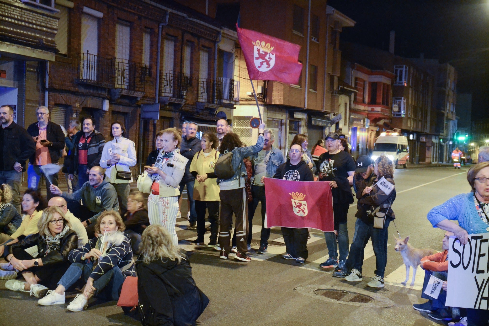 Los vecinos continuan con su marcha todos los viernes exigiendo el soterramiento