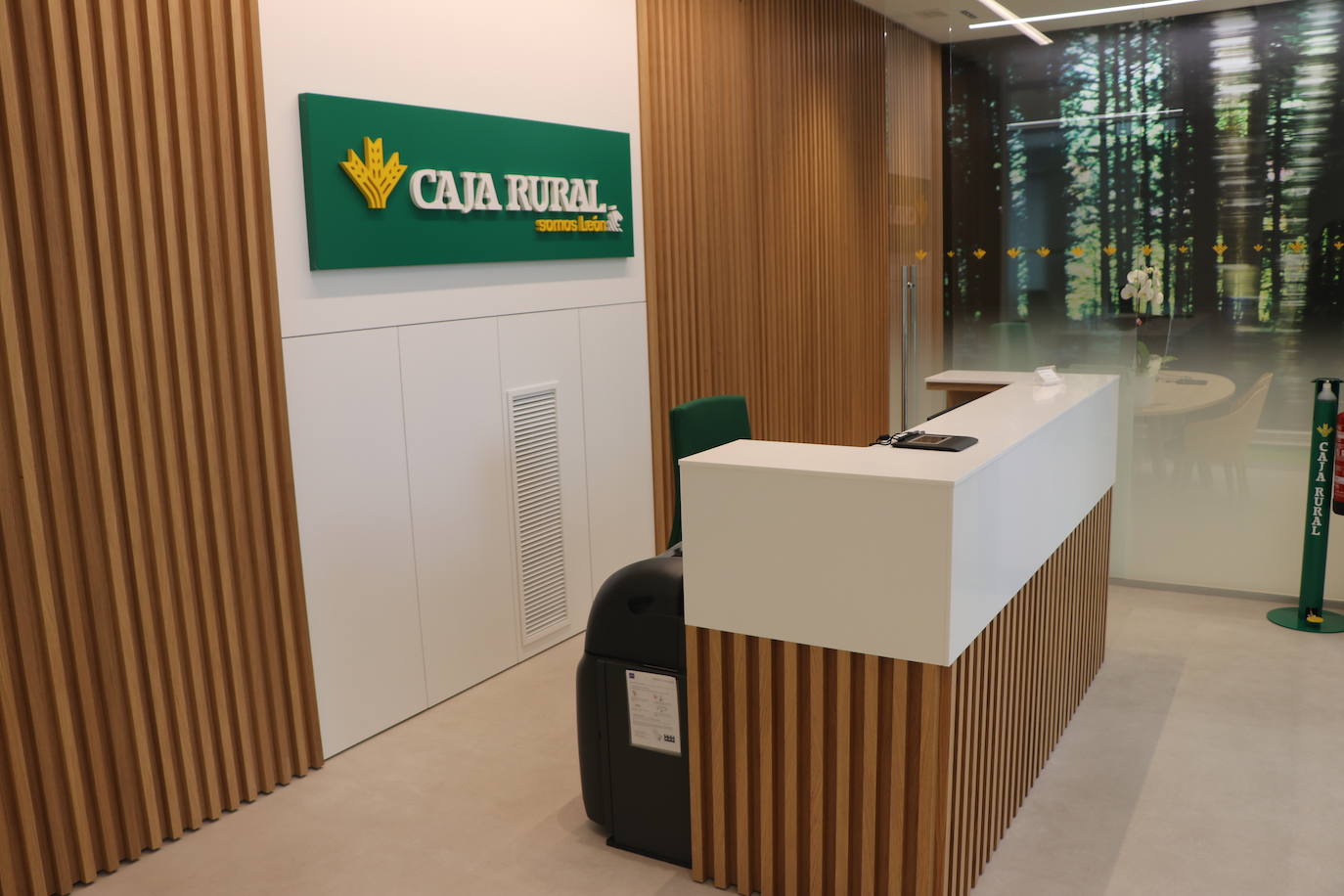 Caja Rural inaugura una nueva oficina en la capital leonesa. 