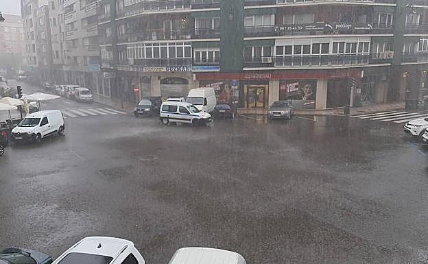 Uno de los momentos de las fuertes lluvias de la capital. 