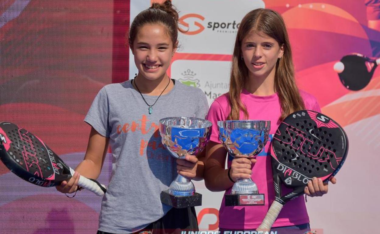 Carla Águila y Eva Vázquez posan con su trofeo.