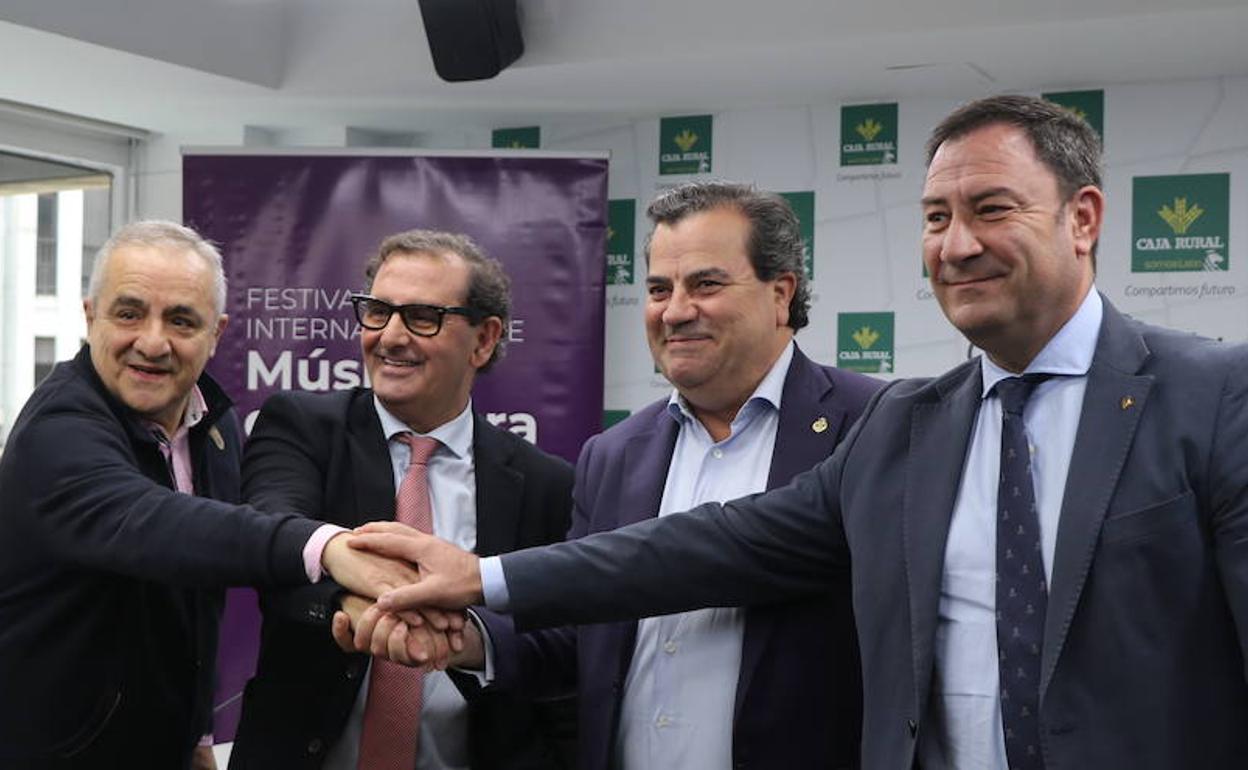 Firma del convenio de colaboración entre Caja Rural y la Fundación Monteleón.