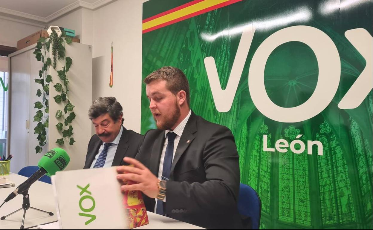 El procurador de VOX por León, Miguel Suárez Arca, presenta la PNL que llevarán a las Cortes de Castilla y León.