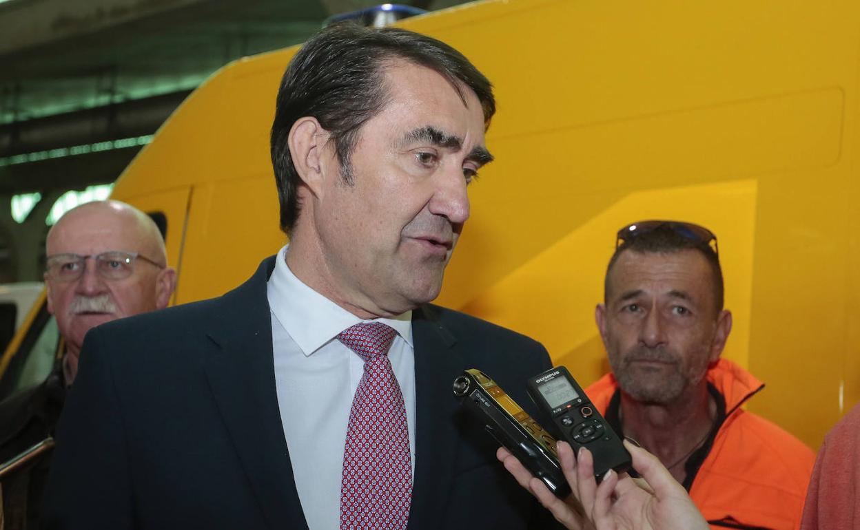 Juan Carlos Suárez-Quiñones atiende a los medios durante la entrega de material a Protección Civil en Vilecha.