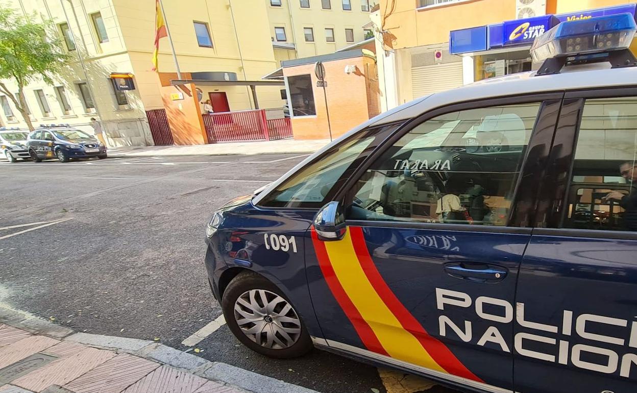 Imagen de una patrulla de la Policía Nacional en la Comisaría de León. 