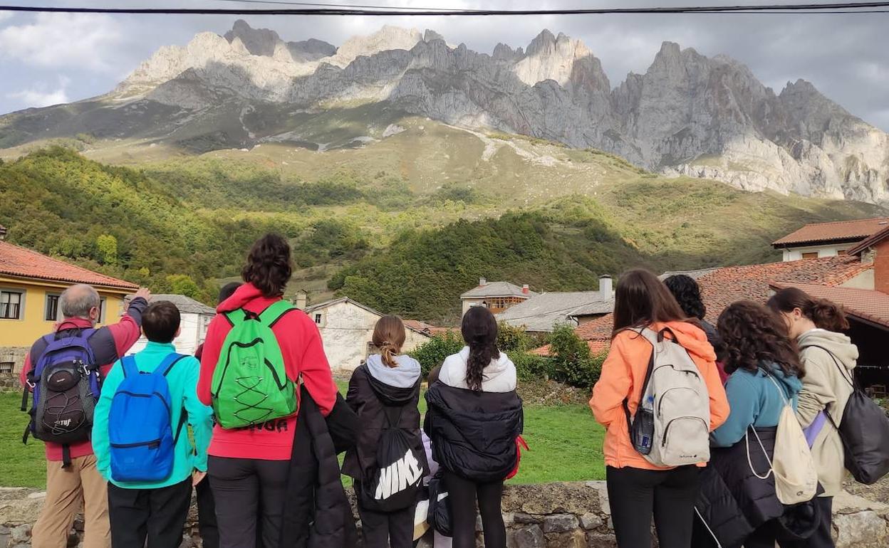Los estudiantes han disfrutado de una excursión guiada en el espectacular entorno del valle de Valdeón.