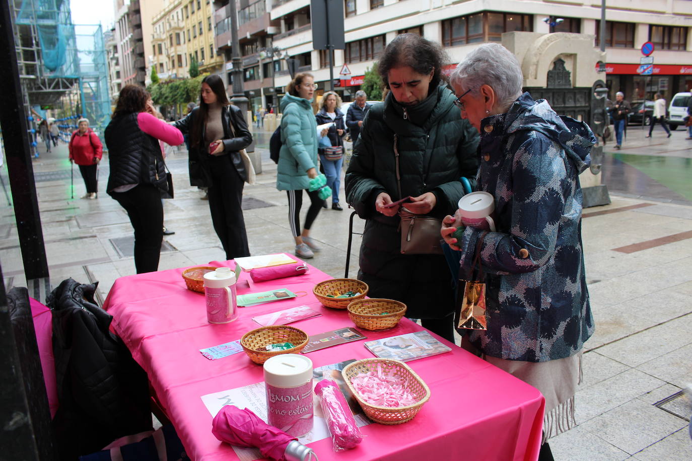 Fotos: Mesa petitoria de Almom en favor de la lucha contra el cáncer de mama