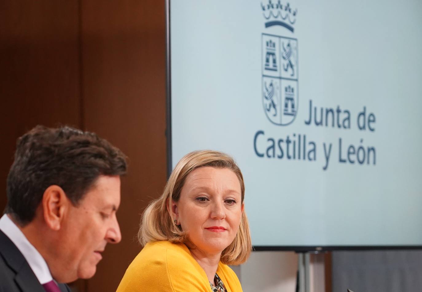 El consejero de Economía y Hacienda y portavoz de la Junta de Castilla y León, Carlos Fernández Carriedo, y la consejera de Familia e Igualdad de Oportunidades, Isabel Blanco, comparecen en rueda de prensa posterior al Consejo de Gobierno.