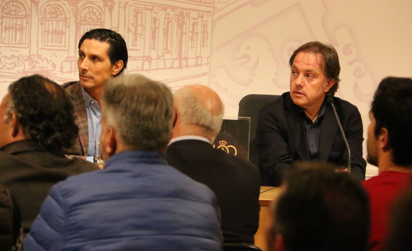 Los leoneses Sergio Fernández, Andresín, Felipe Miñambres y Emilio Vega expusieron cómo es su trabajo en las conferencias por el centenario de la Cultural '10x100'