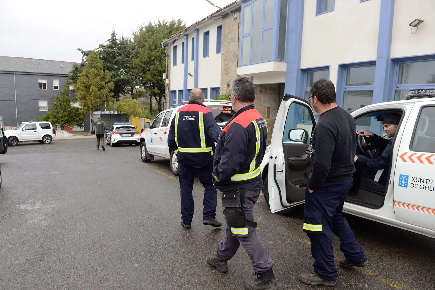 Miembros del operativo policial para coordinar el dispositivo de búsqueda de la avioneta, a 20 de octubre de 2022, en A Gudiña, Ourense, Galicia (España). Continúa la búsqueda de una avioneta contraincendios desaparecida que había partido de la base de Doade, en Lugo, con rumbo a Córdoba. Fuentes de los servicios de emergencias apuntan a que el piloto se tuvo que desviar a la altura de Valladolid y que habría vuelto en dirección hacia la provincia de Ourense.