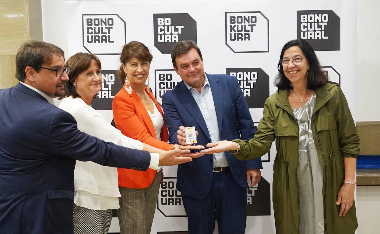 El secretario general de Cultura y Deporte, Víctor Francos, junto a la subdelegada del Gobierno en Valladolid, Alicia Villar, y la concejala de Cultura del Ayuntamiento de Valladolid, Ana Redondo, animan a los jóvenes de la provincia nacidos en 2004 a que soliciten antes de que se cierre el plazo, el próximo 31 de octubre, el Bono Cultural Joven, para disfrutar de los 400 euros que da el Gobierno de España para gastar en cultura por cumplir 18 años en este 2022.