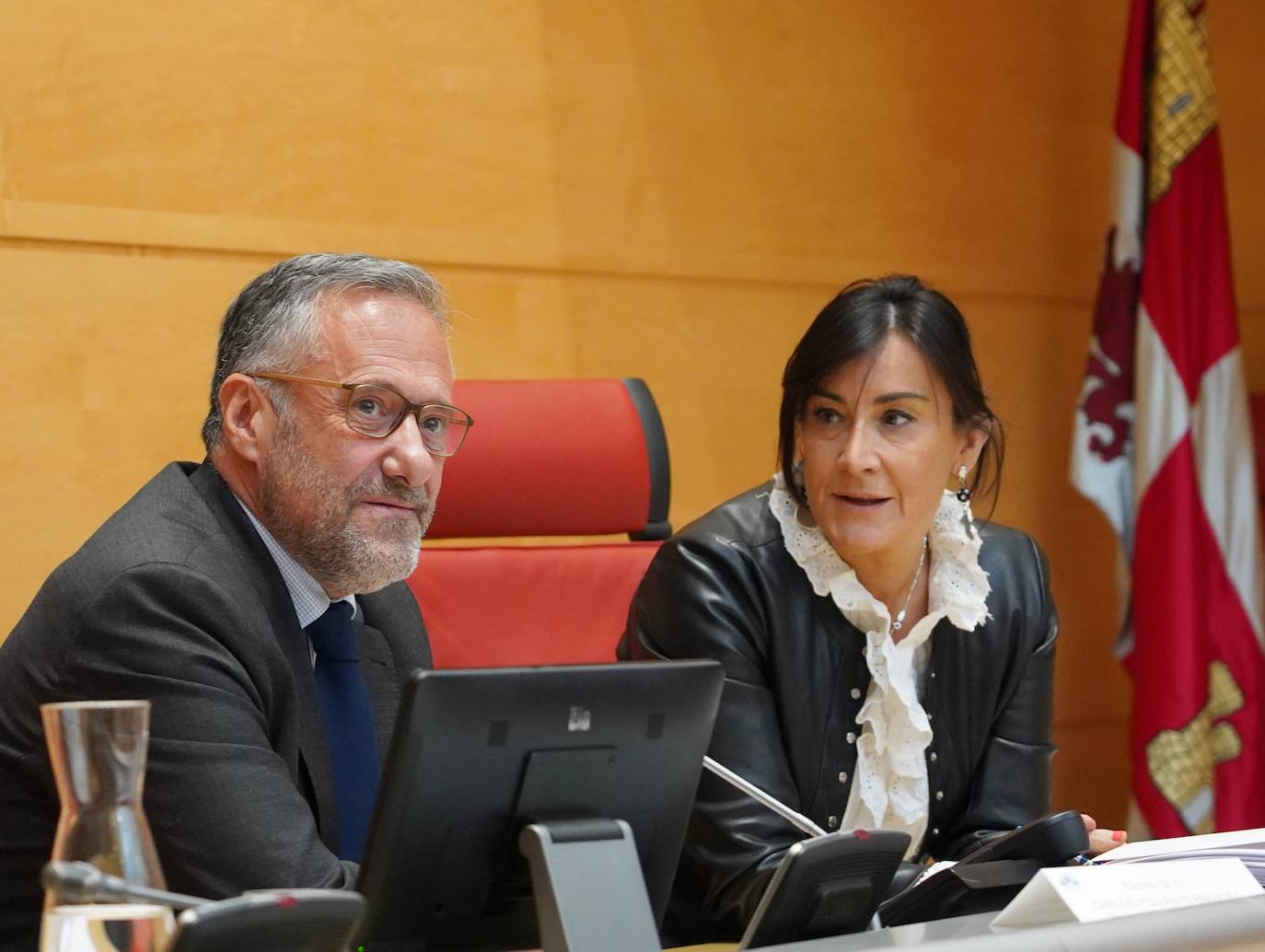 El portavoz del PP Raúl de Hoz conversa con los procuradores socialistas Patricia Gómez y Ángel Alonso en la reunión de la Junta de Portavoces.