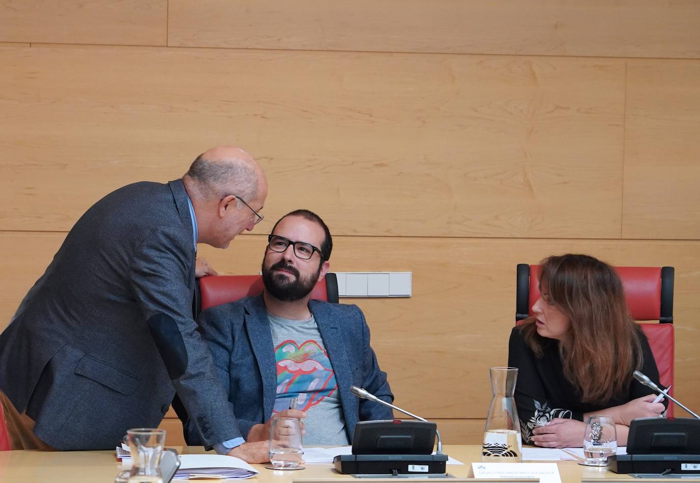 El portavoz del PP Raúl de Hoz conversa con los procuradores socialistas Patricia Gómez y Ángel Alonso en la reunión de la Junta de Portavoces.