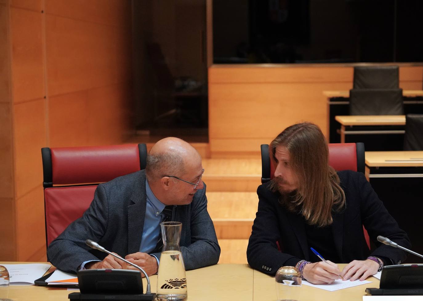 El portavoz del PP Raúl de Hoz conversa con los procuradores socialistas Patricia Gómez y Ángel Alonso en la reunión de la Junta de Portavoces.