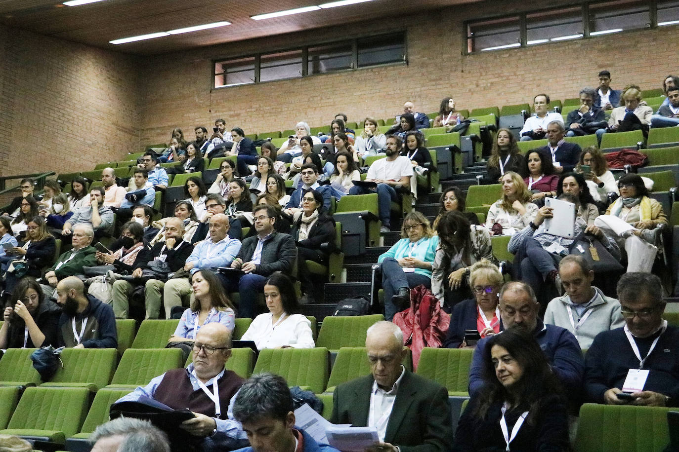 El programa de ponencias y mesas de debate continúa esta tarde y mañanamejor comunicación oral del Congreso.