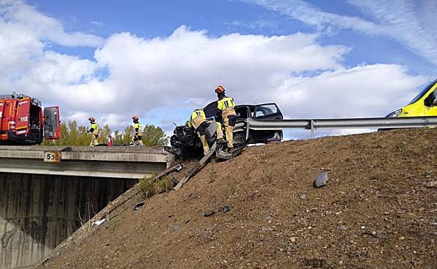Accidente de un vehículo en el puente de Carracedelo.
