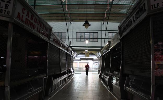 Galería. Pasillos completamente vacíos en el interior del Mercado del Conde Luna.