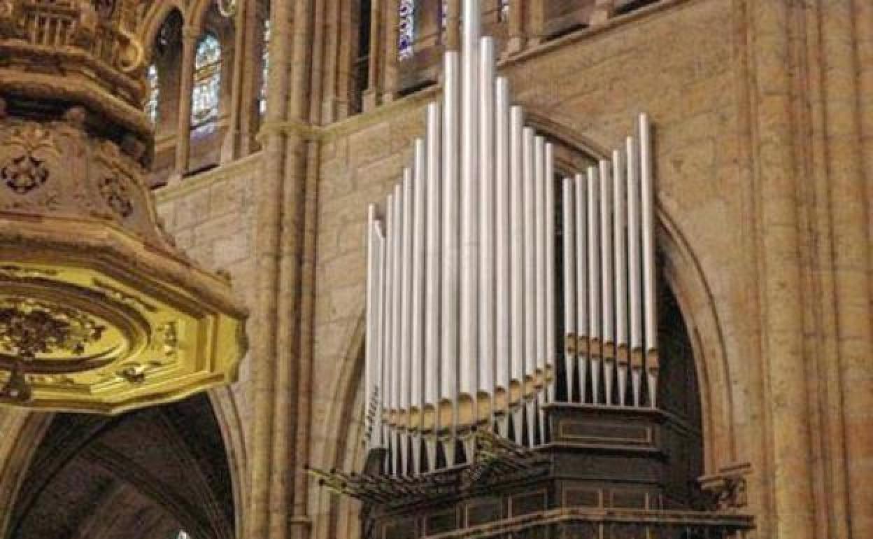 Un concierto de Alberto Sáez llenará de música la Catedral de León gracias a su órgano. 