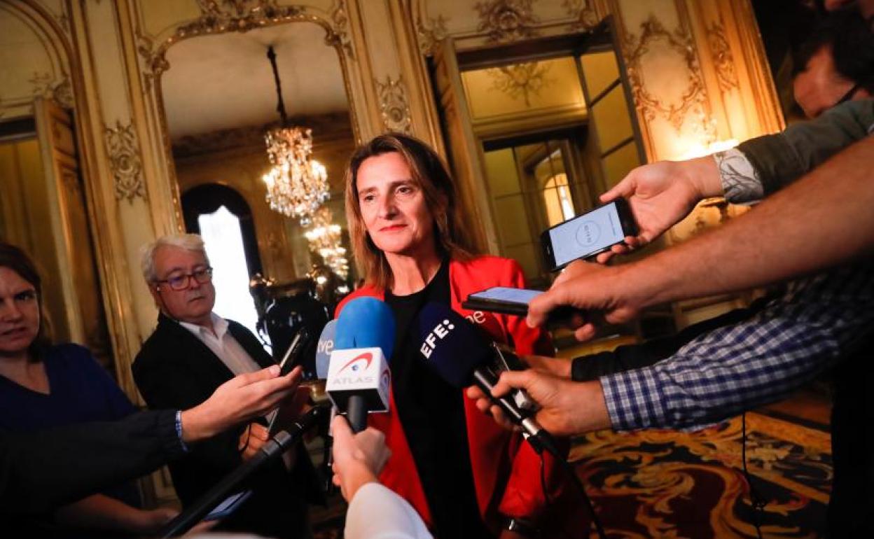 La ministra española de Transición Ecológica, Teresa Ribera, durante su comparecencia ante los medios este viernes en París. 