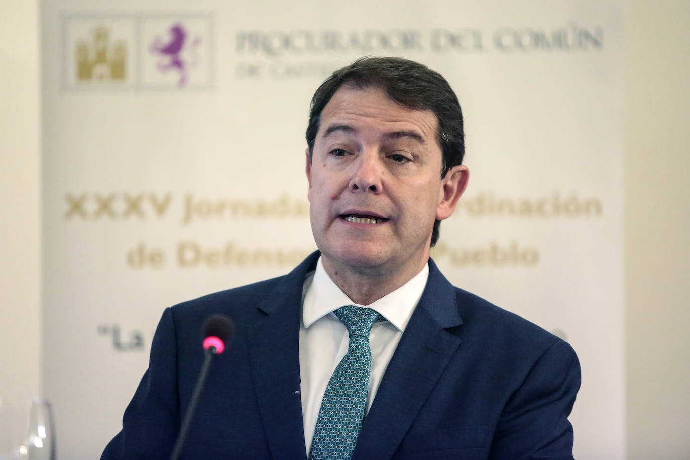 El presidente de la Junta de Castilla y León, Alfonso Fernández Mañueco, interviene en las XXXV Jornadas de Coordinación de Defensores del Pueblo acompañado por el procurador del Común de Castilla y León, Tomás Quintana y por el Defensor del Pueblo de España, Ángel Gabilondo