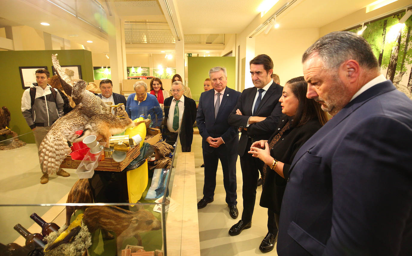 El consejero de Medio Ambiente, Vivienda y Ordenación del Territorio, Juan Carlos Suárez-Quiñones (C), participa en la inauguración de la exposición temporal del Museo MUNIC y el acto de entrega del III Premio 'C de Cultura'.