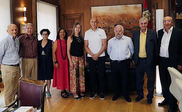 Belén Molleda se presentó en julio como nueva presidenta de la Casa de León en Madrid ante el alcalde de la capital. 