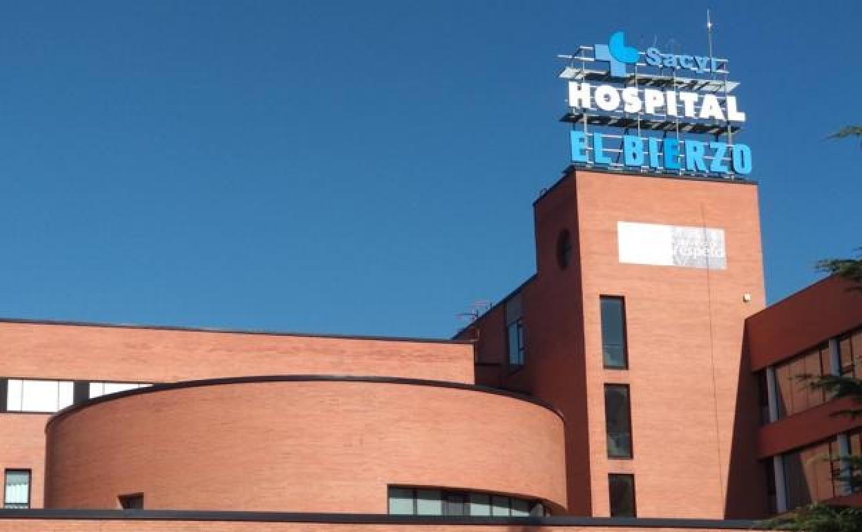 En el caso concreto del Centro de Especialidades, IU y el PCE recordaron que fue una de las principales promesas electorales. En la imagen, la fachada del Hospital de El Bierzo. 