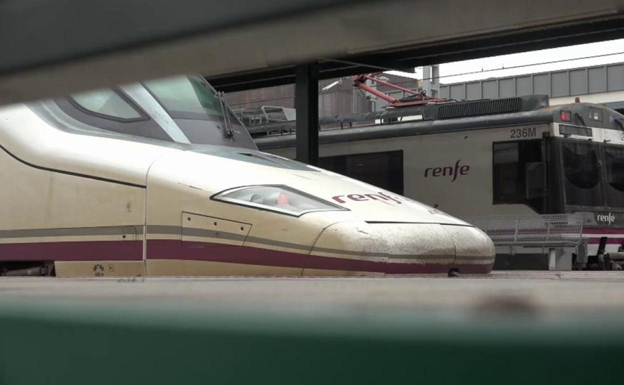 Imagen de archivo de dos trenes de renfe en la estación. 