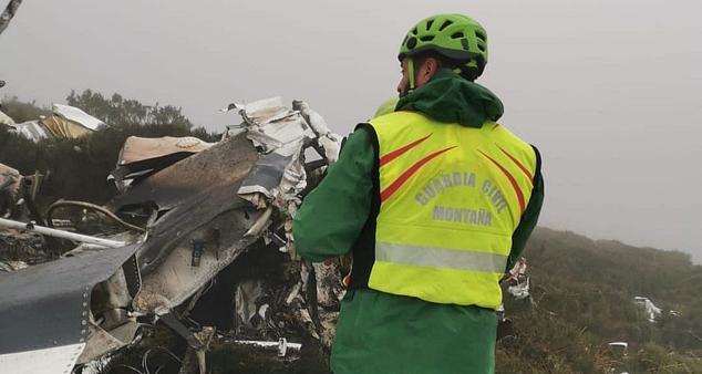 Miembros del Greim, del Servicio Aéreo de León y de la Guardia Civil de Zamora rescatan el cadáver del piloto fallecido. 