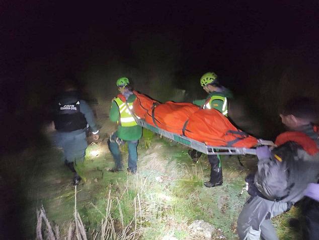 Miembros del Greim, del Servicio Aéreo de León y de la Guardia Civil de Zamora rescatan el cadáver del piloto fallecido. 