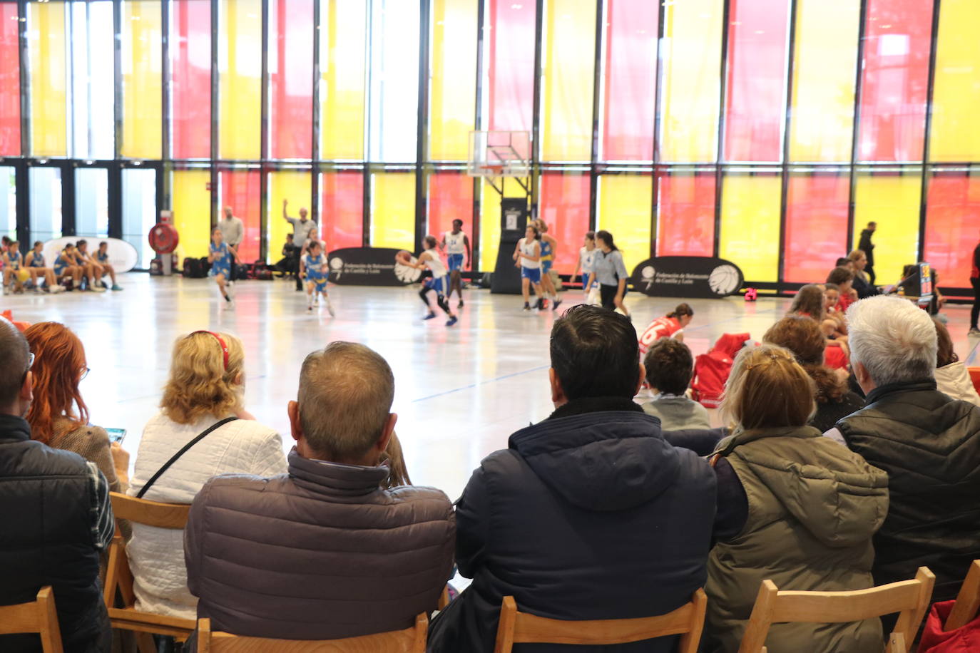 El Palacio de Exposiciones de León acoge este sábado y domingo el Júnior NBA, donde más de 800 niños y niñas disfrutarán del baloncesto