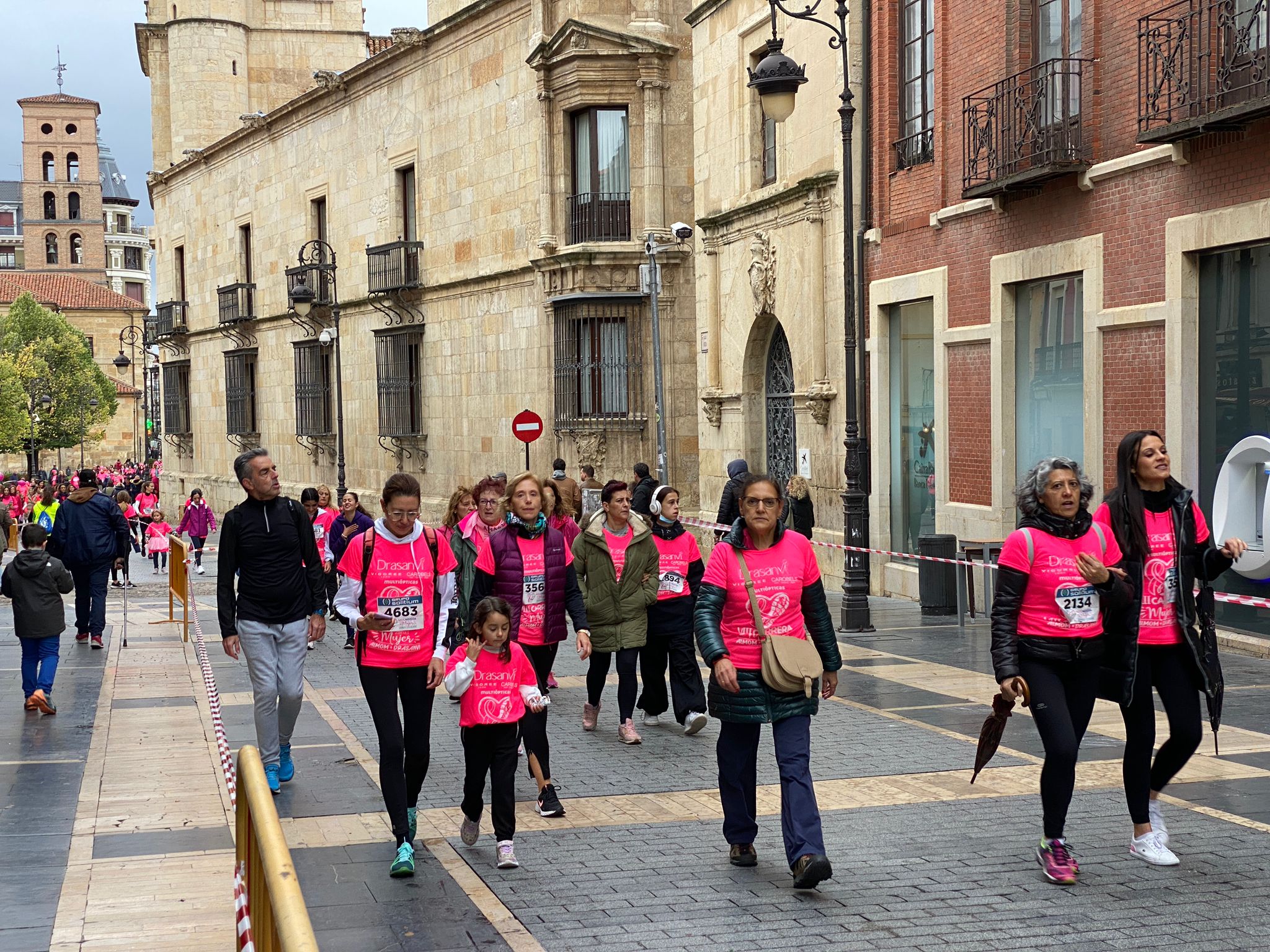 Fotos: VIII Carrera de la Mujer Contra el Cáncer de Mama desde calle Ancha, Santo Domingo y Catedral