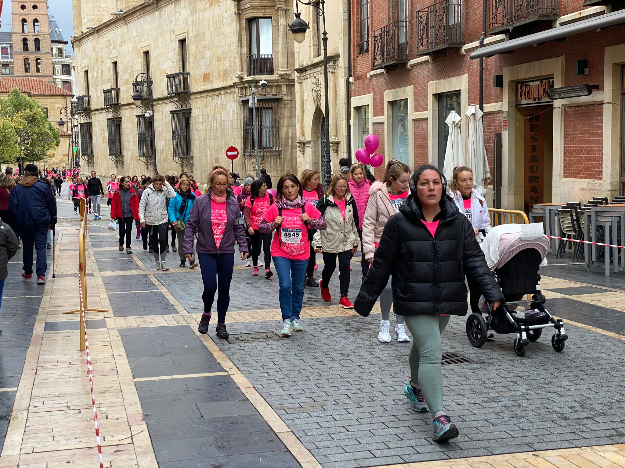 Fotos: VIII Carrera de la Mujer Contra el Cáncer de Mama desde calle Ancha, Santo Domingo y Catedral